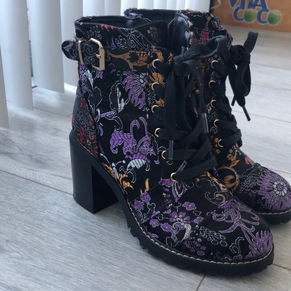 Detailed booties